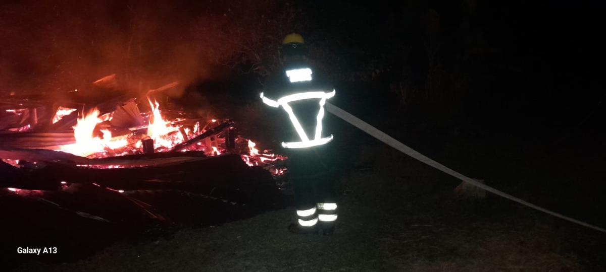 Incendio por rayo destruye casa en Bluefields