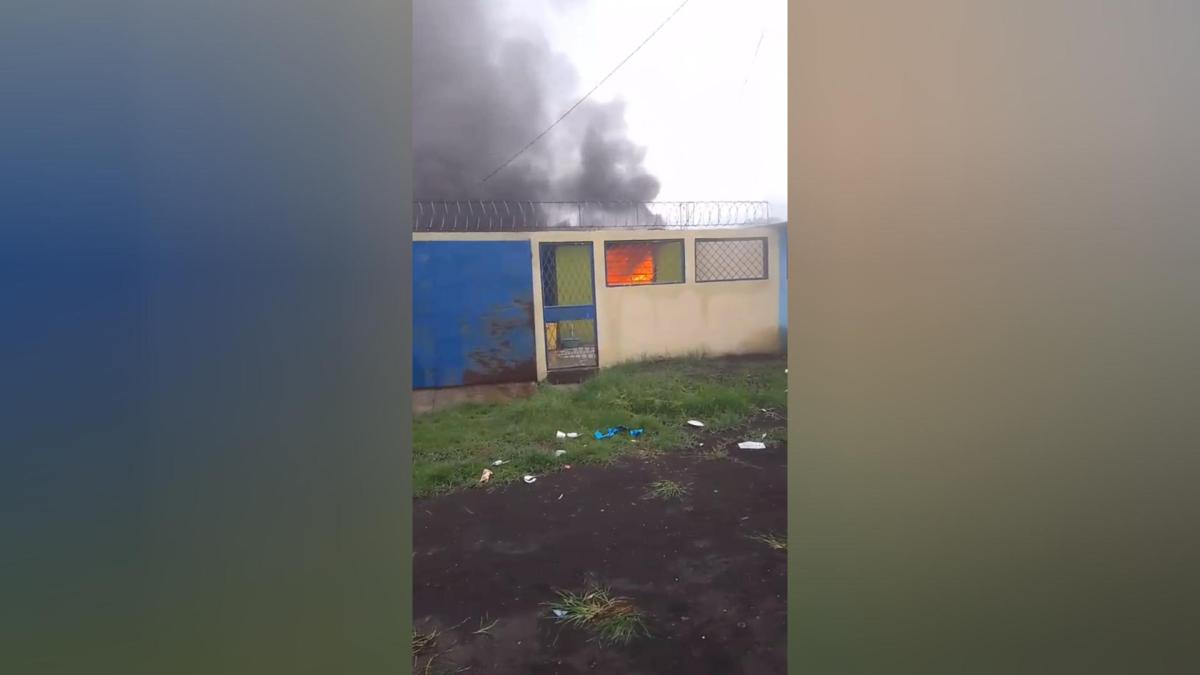 Incendio destruye vivienda frente al centro de salud