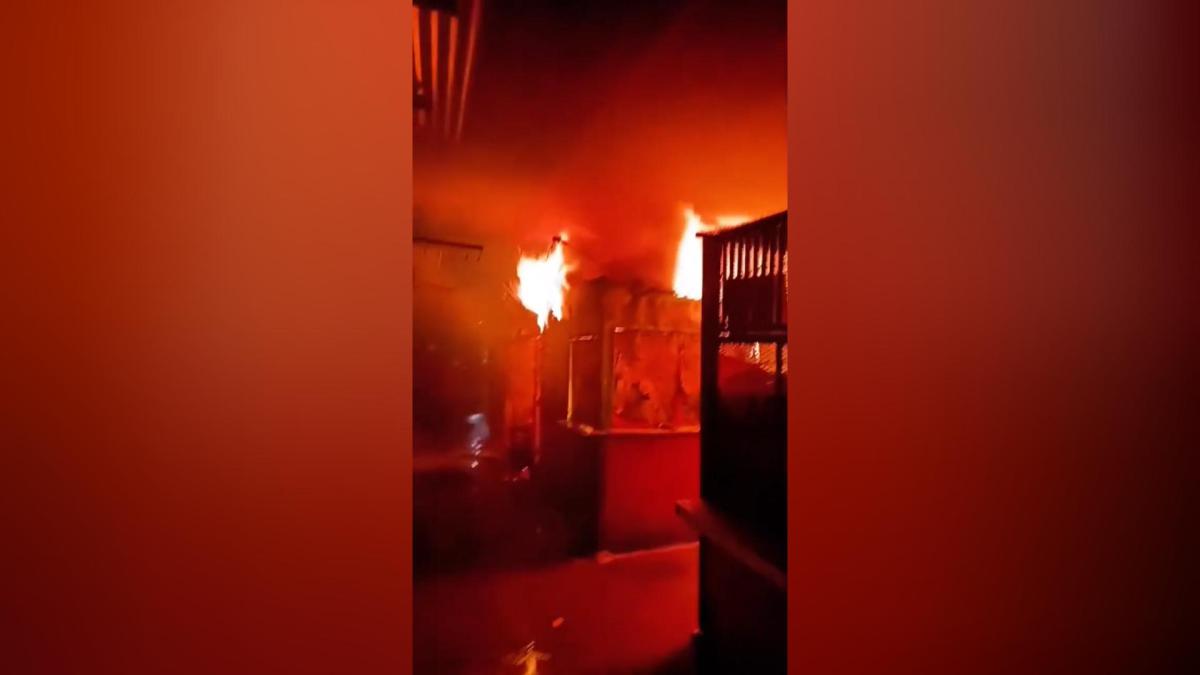 Incendio destruye 25 tramos en el mercado Oriental