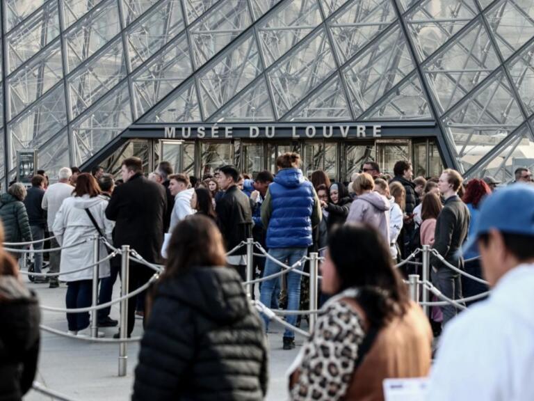 Capturan dos sospechosos por robo joyas al museo de Louvre, en París