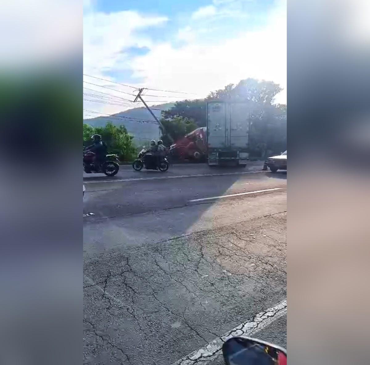 Conductor salva su vida al borde del abismo en Managua