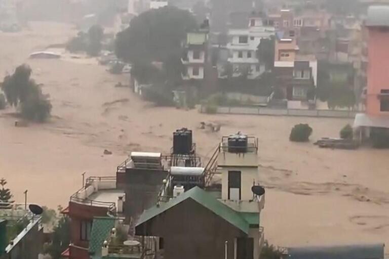 Lluvias monzónicas dejan más de 70 muertos y miles de desplazados en Nepal e India