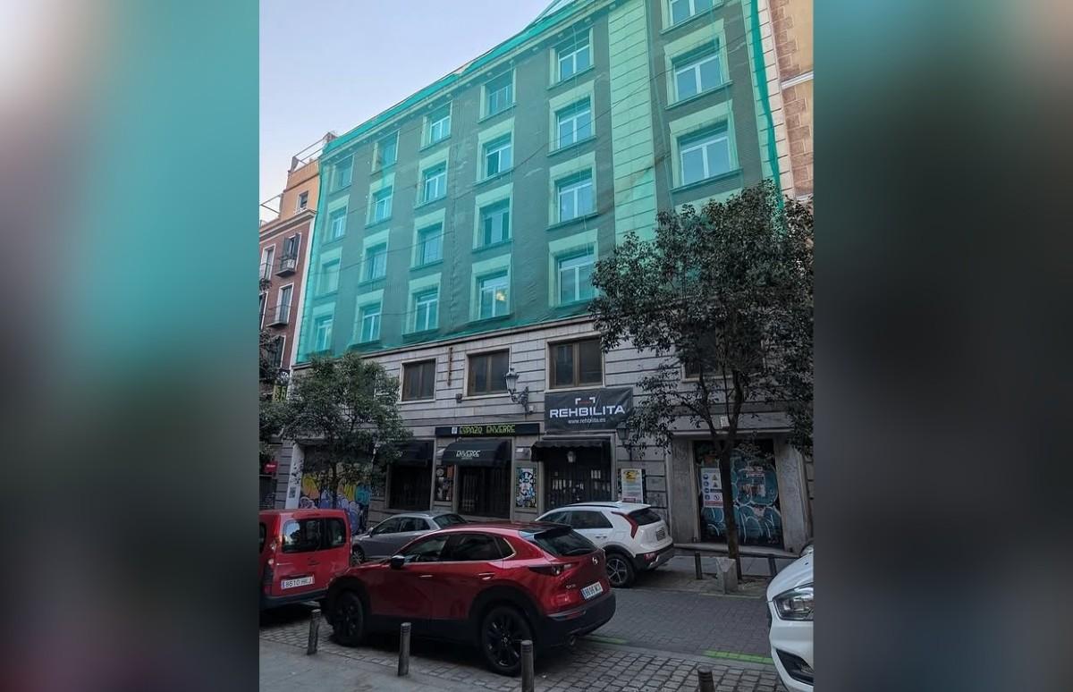 Un edificio en obras de la céntrica calle Hileras de Madrid se derrumba parcialmente dejando cuatro personas desaparecidas