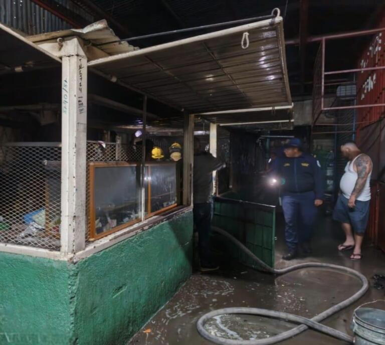 Bomberos sofocan incendio en mercado de Ciudad Sandino, Managua…origen aún se desconoce