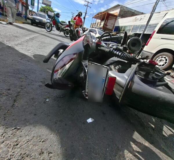 Par de motociclistas lesionados al sufrir accidentes separados en Managua