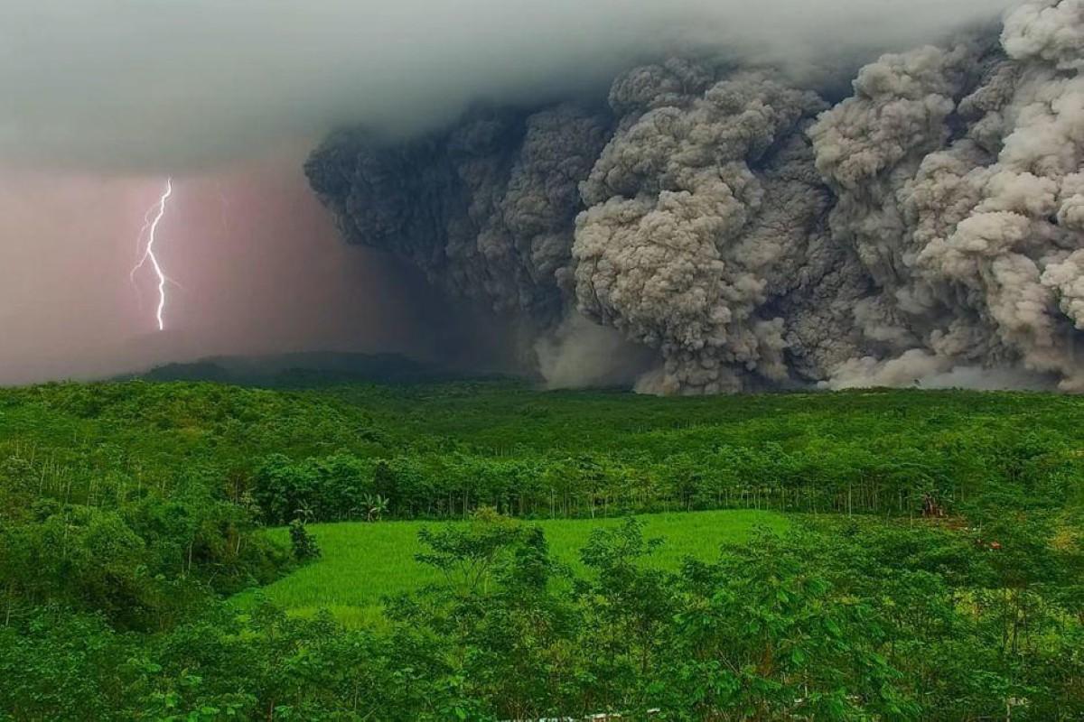 Indonesia en alerta roja: volcán Semeru entra en erupción elevando ceniza a 13 kilómetros de altura
