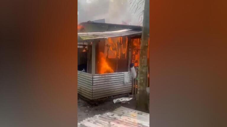 Familia queda en la calle tras voraz incendio que destruyó su casa en Pantasma