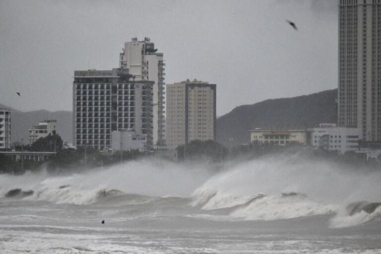 El tifón Kalmaegi se dirige hacia Vietnam con olas de 8 metros tras sembrar luto en Filipinas