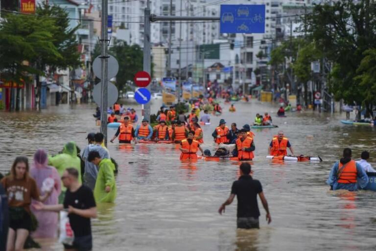 Tragedia en Vietnam: lluvias dejan 90 muertos y miles de personas sin electricidad ni agua