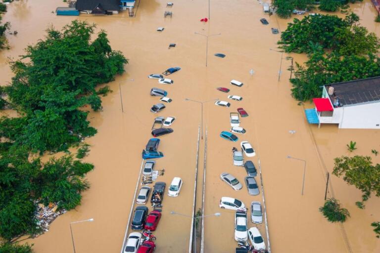 Más de 300 muertos por inundaciones devastadoras en Indonesia, Malasia y Tailandia