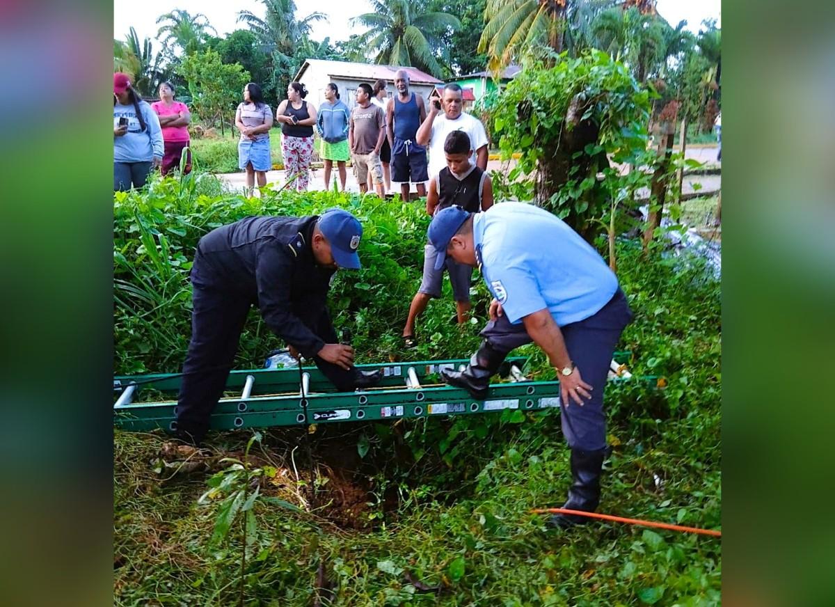 Rescatan a hombre tras caer en un pozo en Kukra Hill