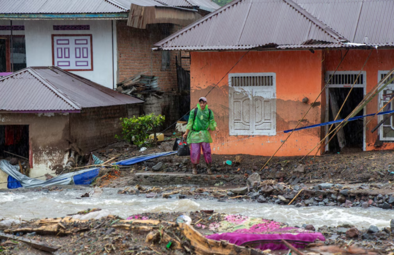 Devastadoras inundaciones dejan casi 400 muertos en Indonesia, Tailandia y Sri Lanka