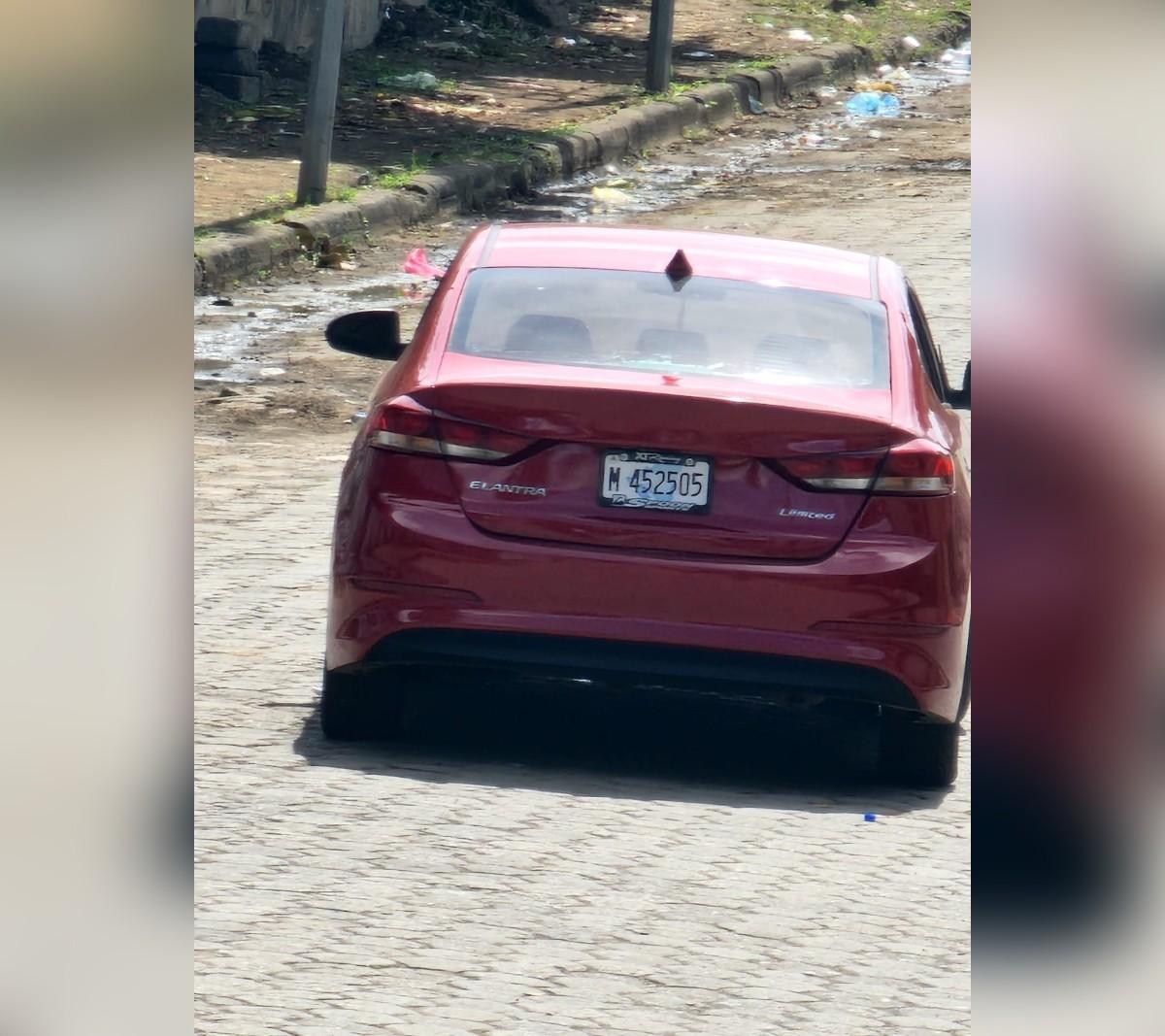 Carro rojo abandonado en Diriamba intriga a vecinos