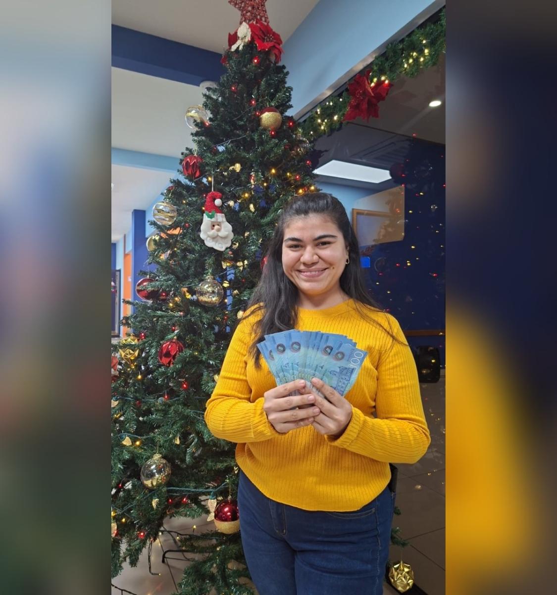 Trabajadores del Estado reciben su aguinaldo con alegría