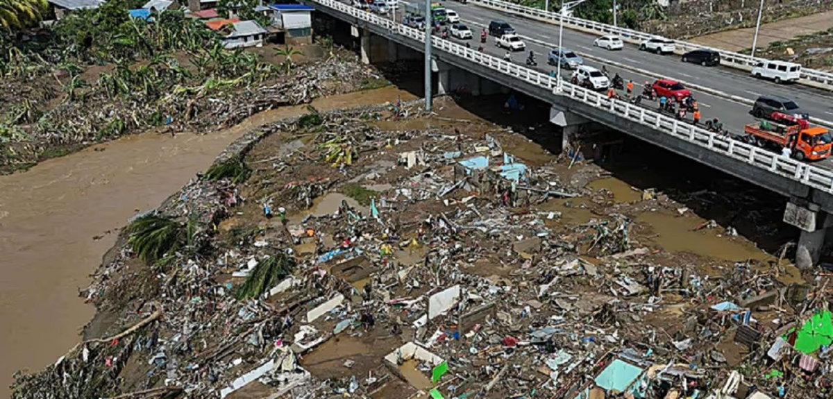 Supertifón Fung-wong desata su furia en Filipinas con vientos de hasta 230 km/h mientras más de un millón de personas huyen de sus casas
