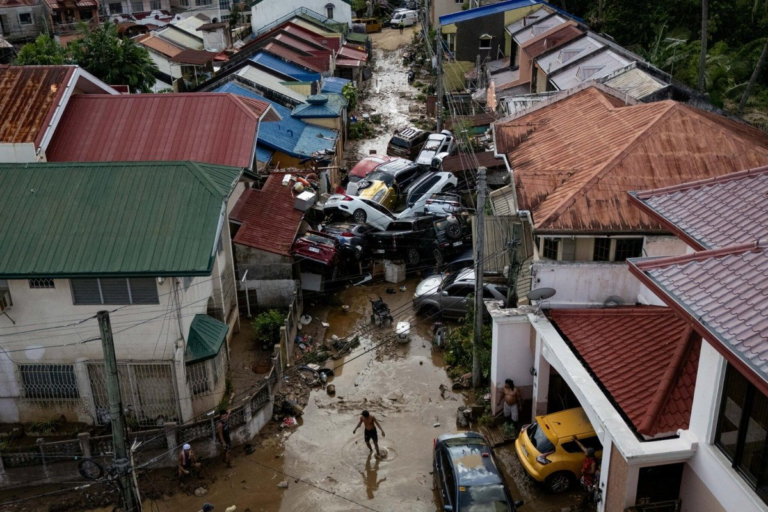 Suben a 93 los muertos por el paso del tifón Kalmaegi en Filipinas