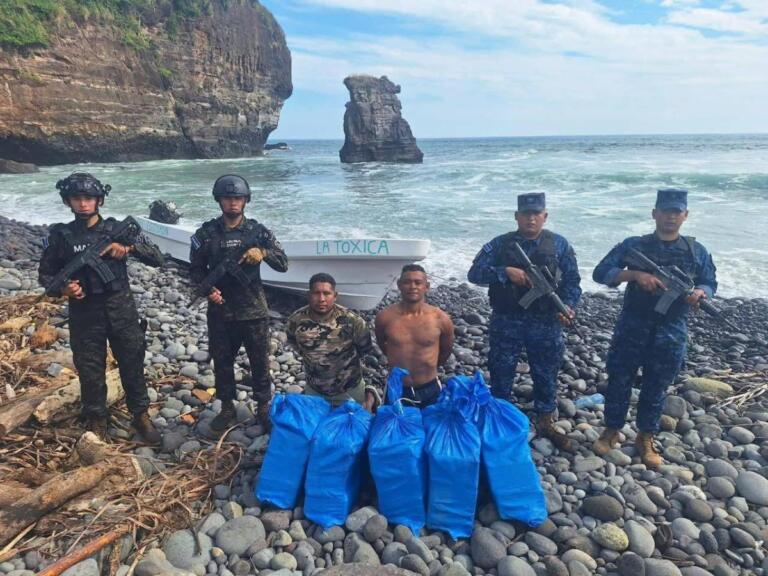 Nica y guatemalteco son capturados con 150 tacos de cocaína en aguas de El Salvador