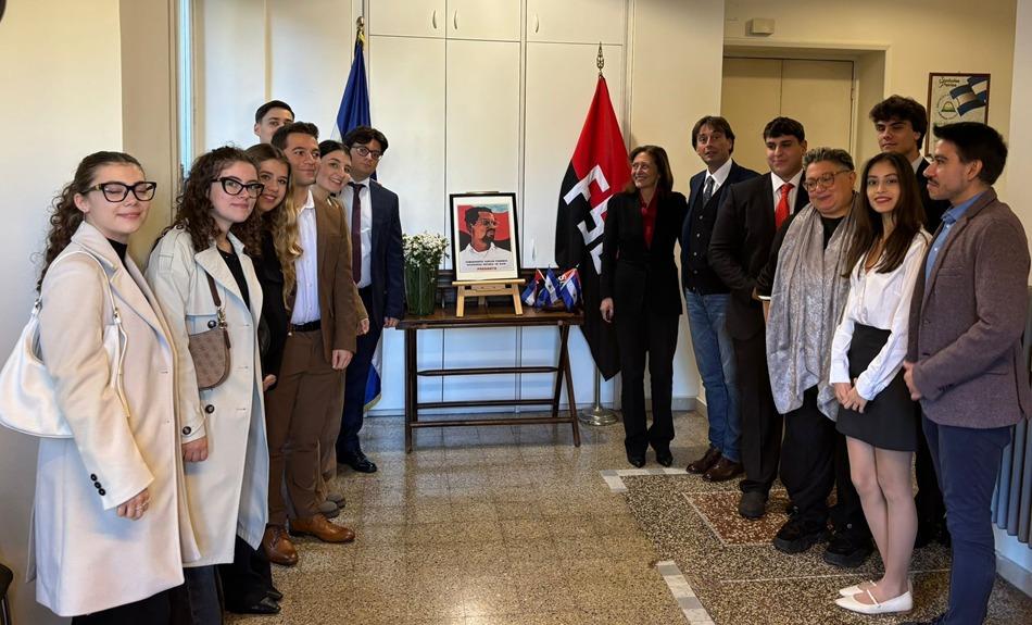 Jóvenes italianos honran a Carlos Fonseca en Italia