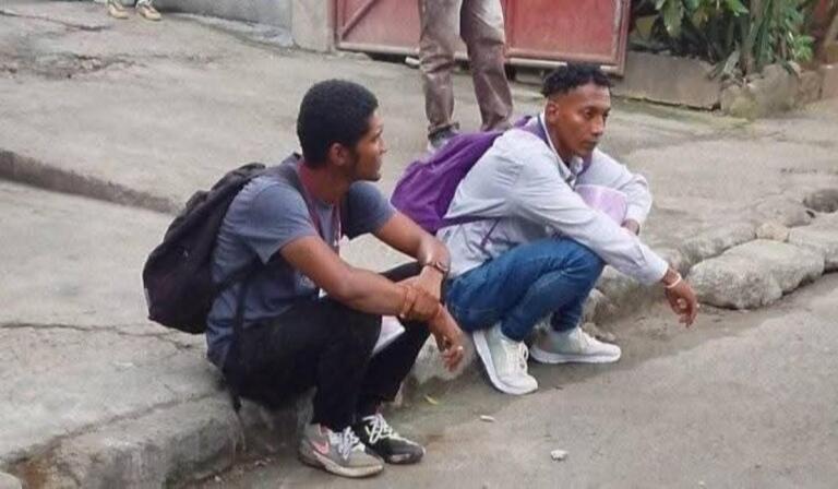 Capturan a limosneros ladrones que robaron celular y dinero a jovencita en barrio Ariel Darce