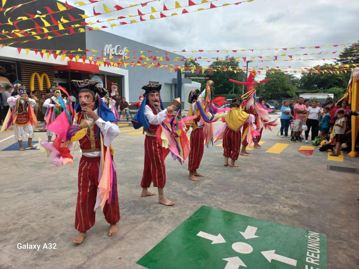La joya de los arcos dorados: McDonald's revoluciona la experiencia gastronómica en el kilómetro 7.5 sur