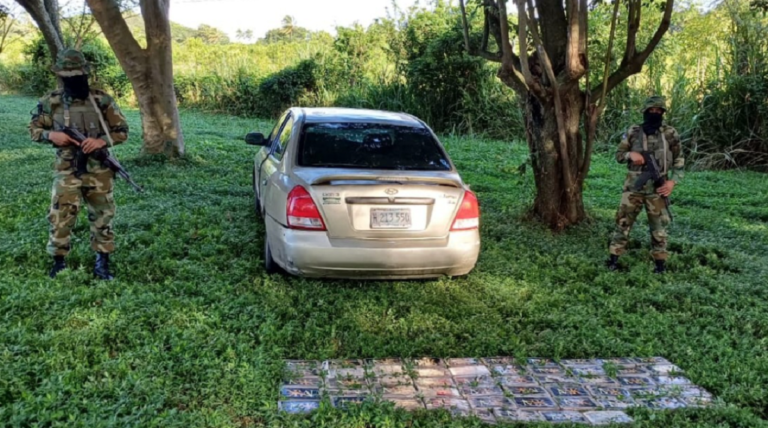 Ejército de Nicaragua incauta 54 tacos de cocaína dentro de automóvil en Rivas