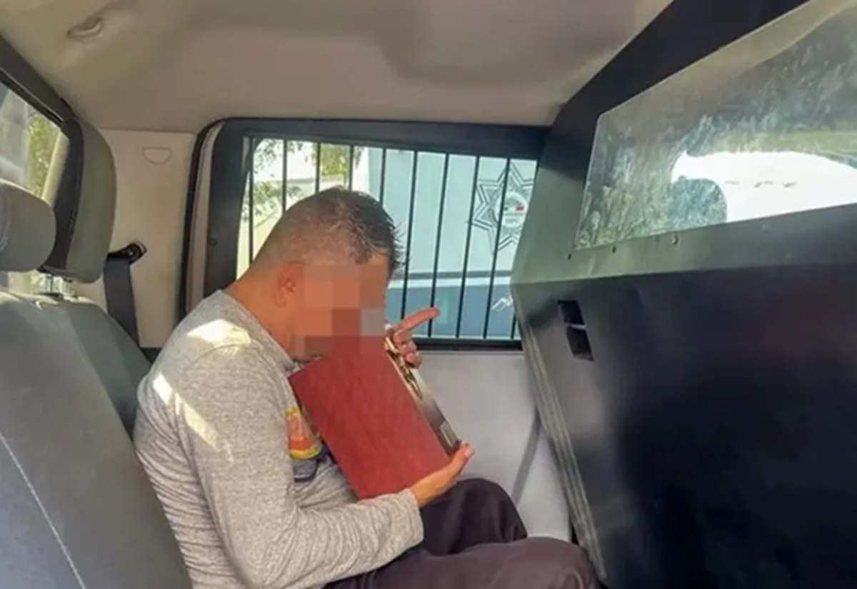 Policía de Monterrey devuelve urna robada con cenizas que hombre perdió mientras tomaba en su honor