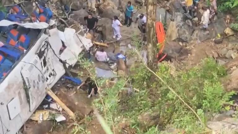Tragedia en Colombia: Autobús con 40 estudiantes recién graduados cae en abismo de 80 metros matando a 10