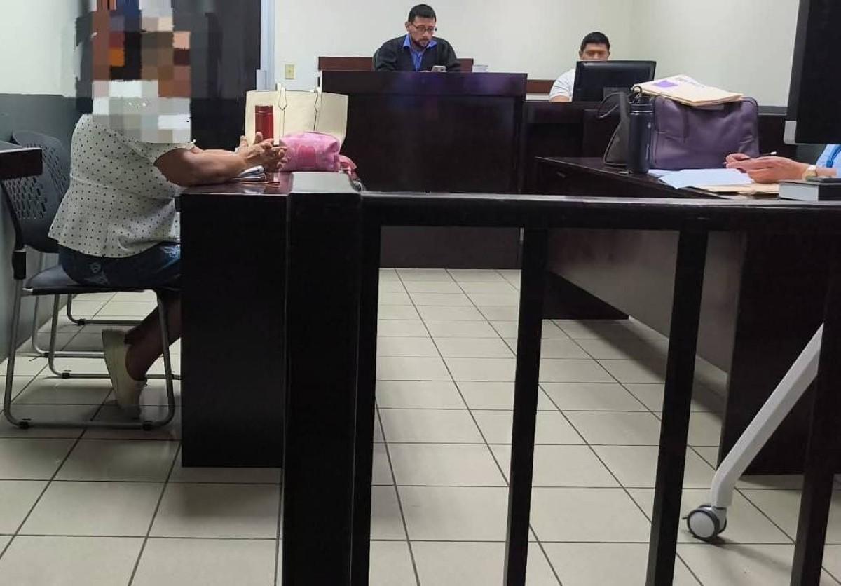 Madre reprende a su hijo acusado de robo en Managua