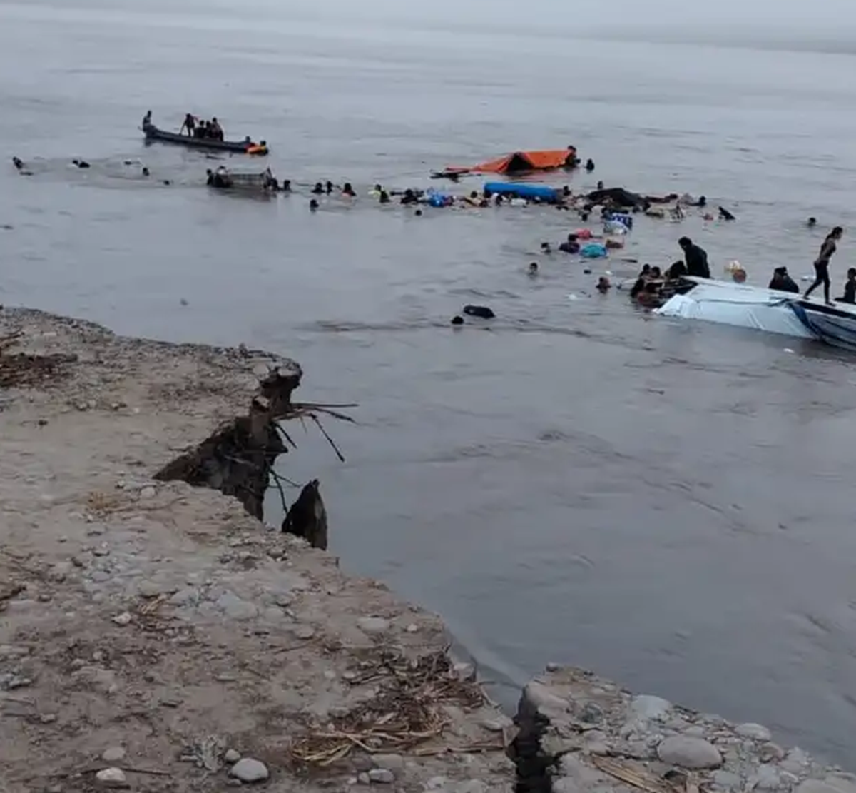 Tragedia fluvial en Perú: Barranco colapsa mientras pasajeros desembarcaban en Iparia
