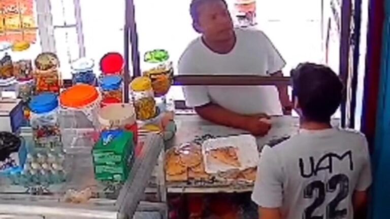 Cámaras graban a sinvergüenza robando bandeja repostería en una pulpería capitalina