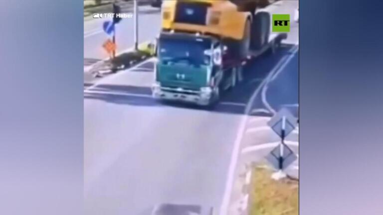 Camión remolcado aplasta a dos personas frente a semáforo en Malasia