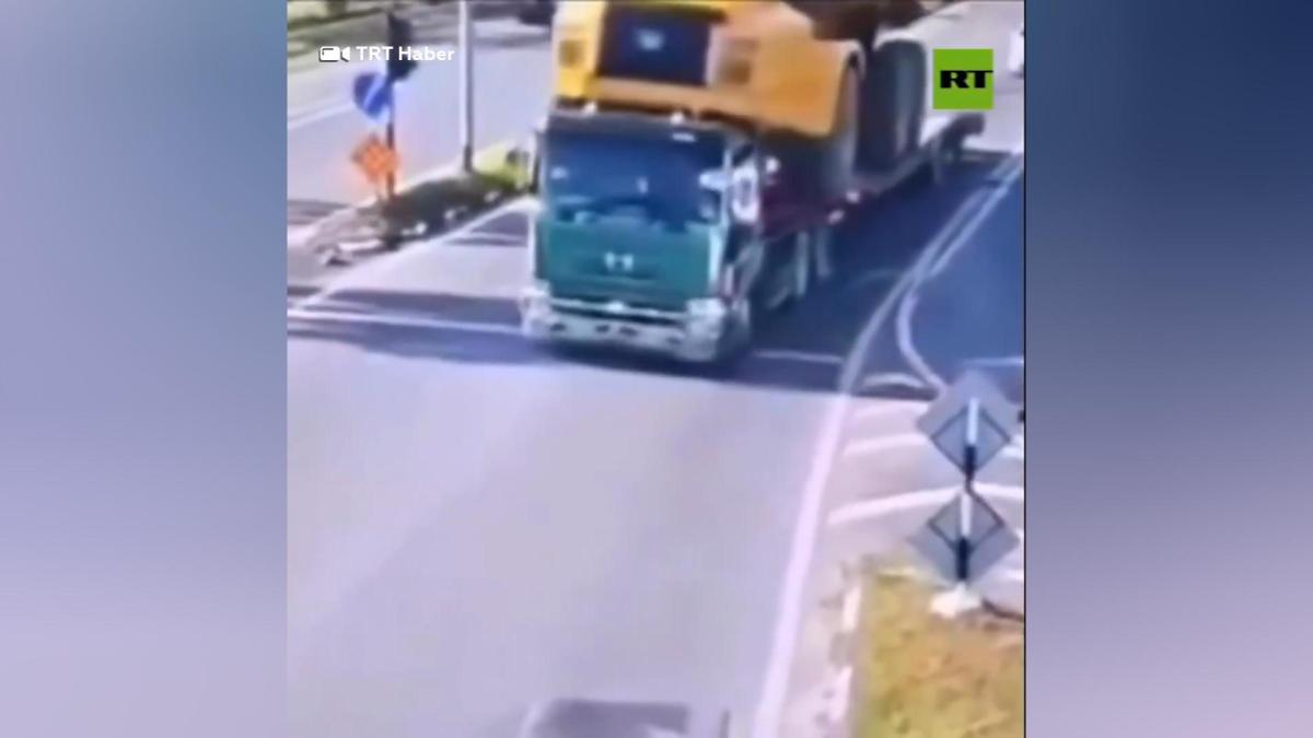 Horror en cámara aplastamiento mortal en Miri sacrifica a dos al deslizarse semirremolque