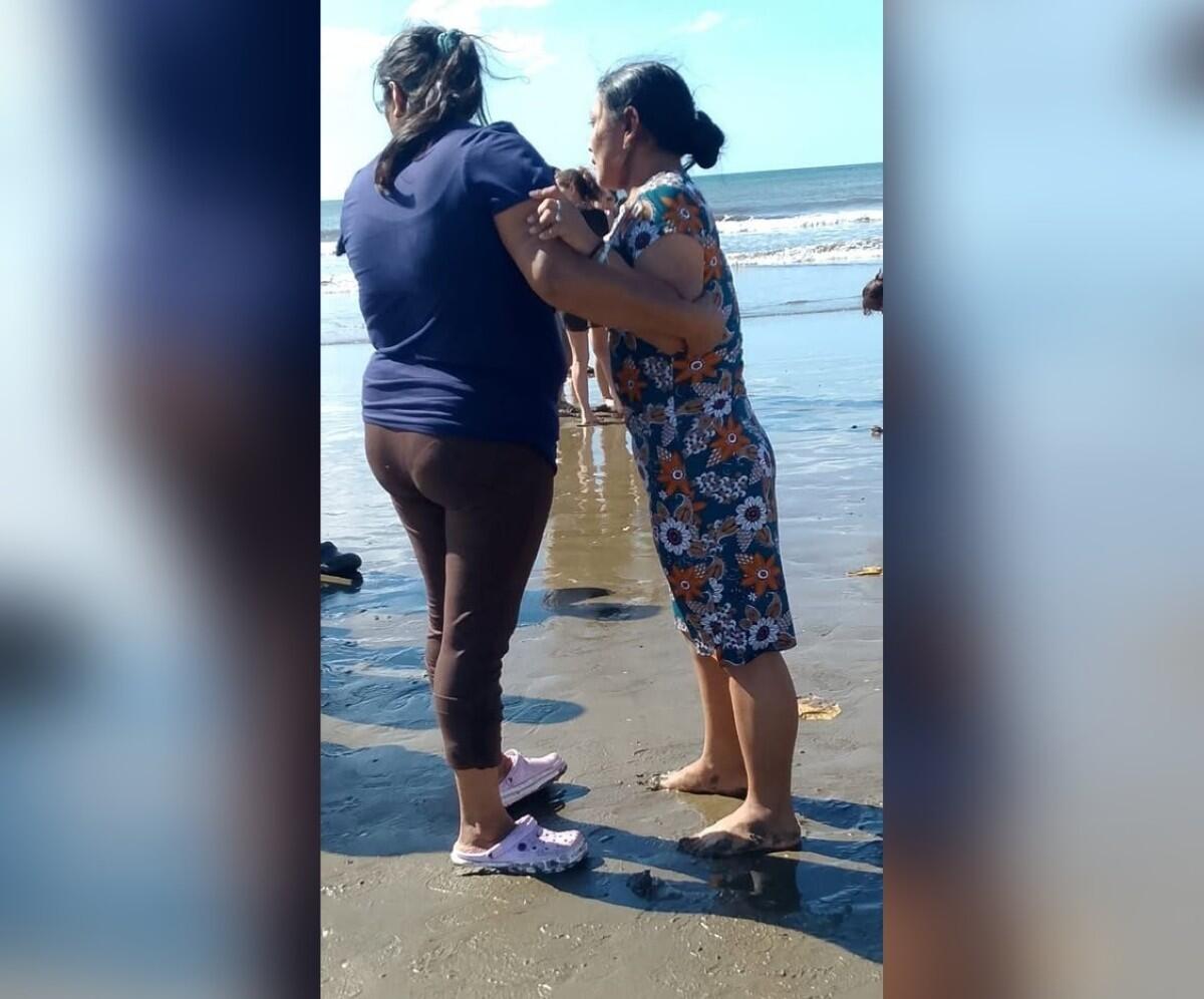 Gabriela Guzmán a la derecha