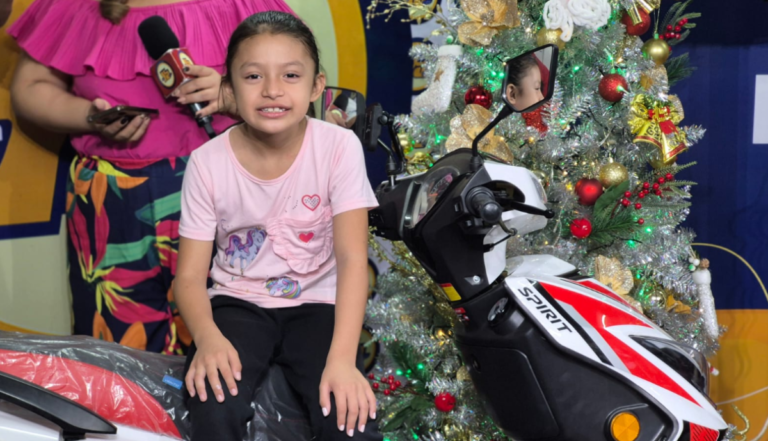 Tu Nueva Radio YA y Kbra Motors entregan moto a niña tiktoker y su papá que la ganaron en «Fiestón Navideño»