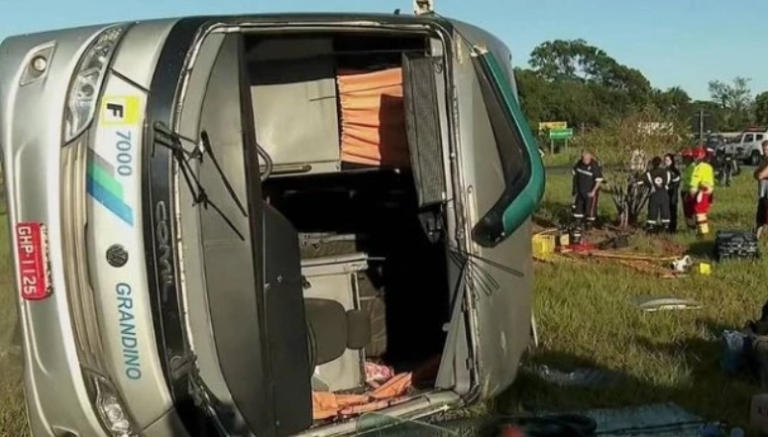 Al menos tres muertos tras vuelco de autobús en el sureste de Brasil