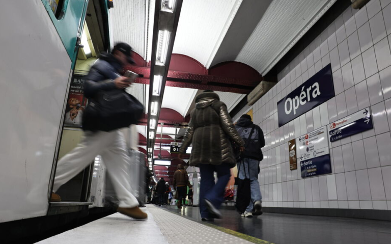 Un hombre armado con un cuchillo ataca a pasajeros en el metro de París