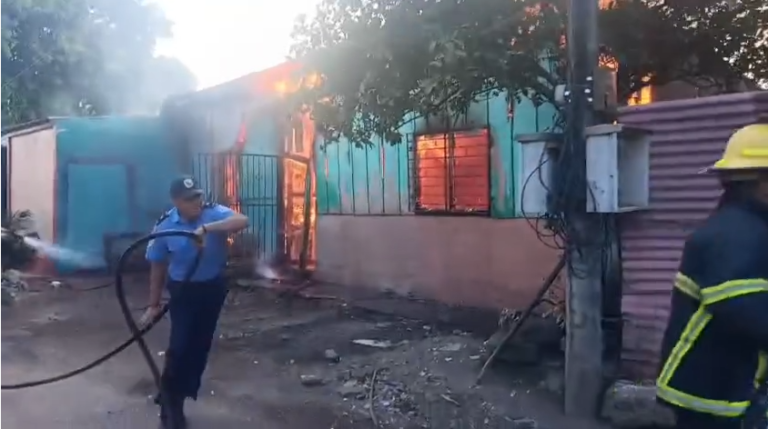 Familia queda en la calle a causa de incendio que les destruyó su humilde vivienda en barrio Selim Shible