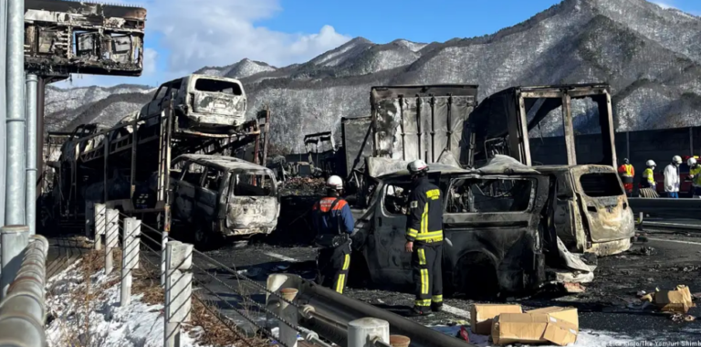 Colisión masiva deja dos muertos y 26 heridos en Japón