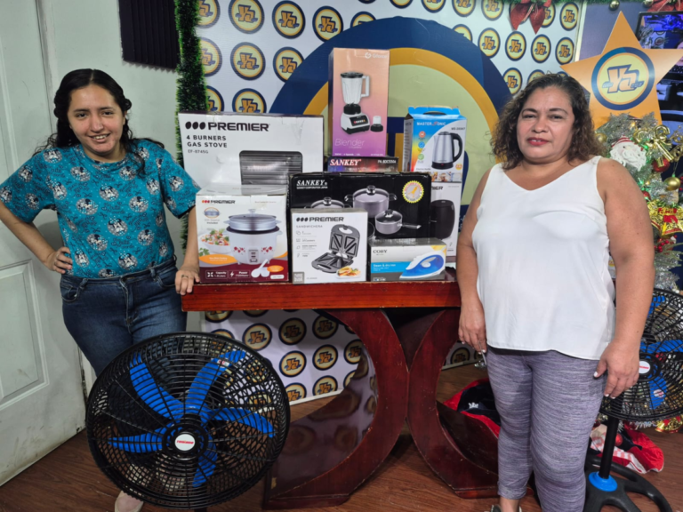 Ganadora del Súper Regalo Navideño de Cubas Eléctrica y La Nueva Radio YA recibe su premio