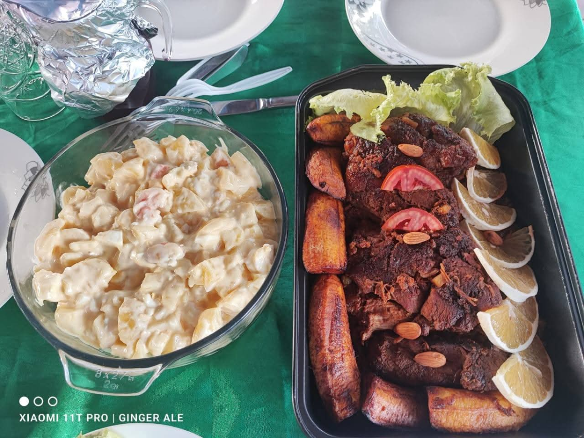 Pollo ahumado en crema de coco de Betsy Louis Brown arrasó en Bilwi: así triunfó en el Concurso de Comidas Navideñas 2025