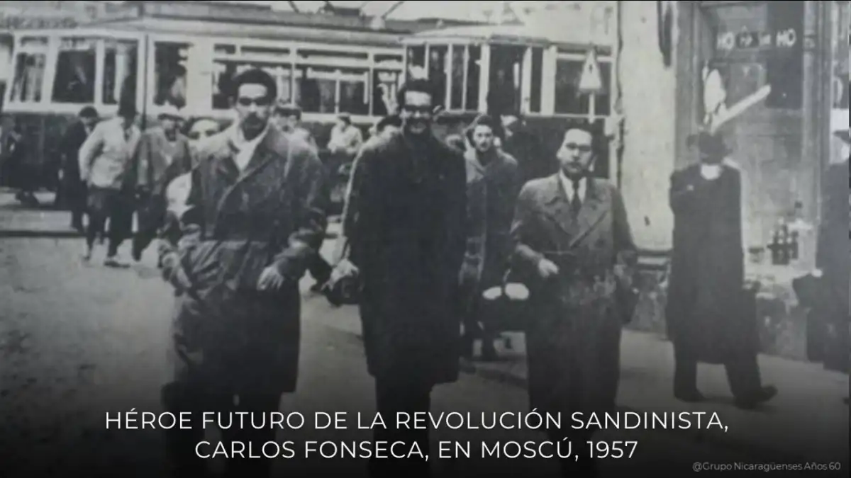 El comandante Carlos Fonseca caminando por una calle de Moscú en 1957