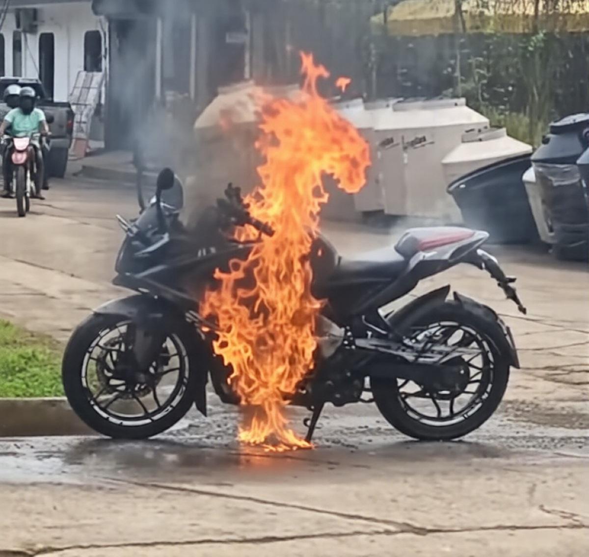 Incendio de motocicleta en El Rama