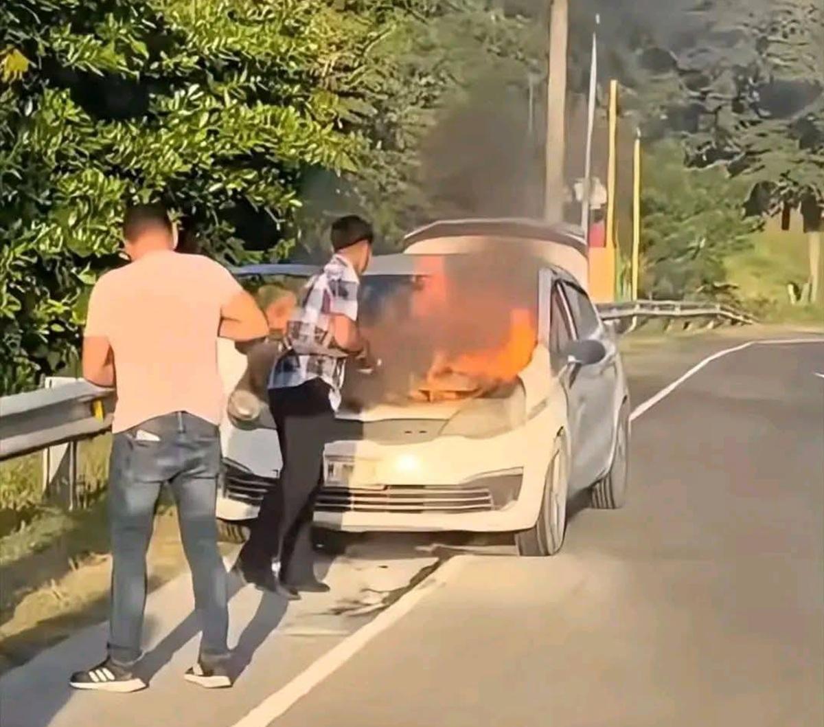 Incendio de automóvil en el kilómetro 17 de la Carretera Vieja a León