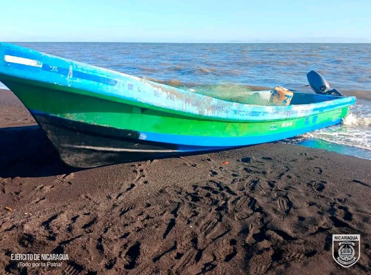 Marinos de la Fuerza Naval retuvieron a dos tripulantes de una embarcación de bandera salvadoreña