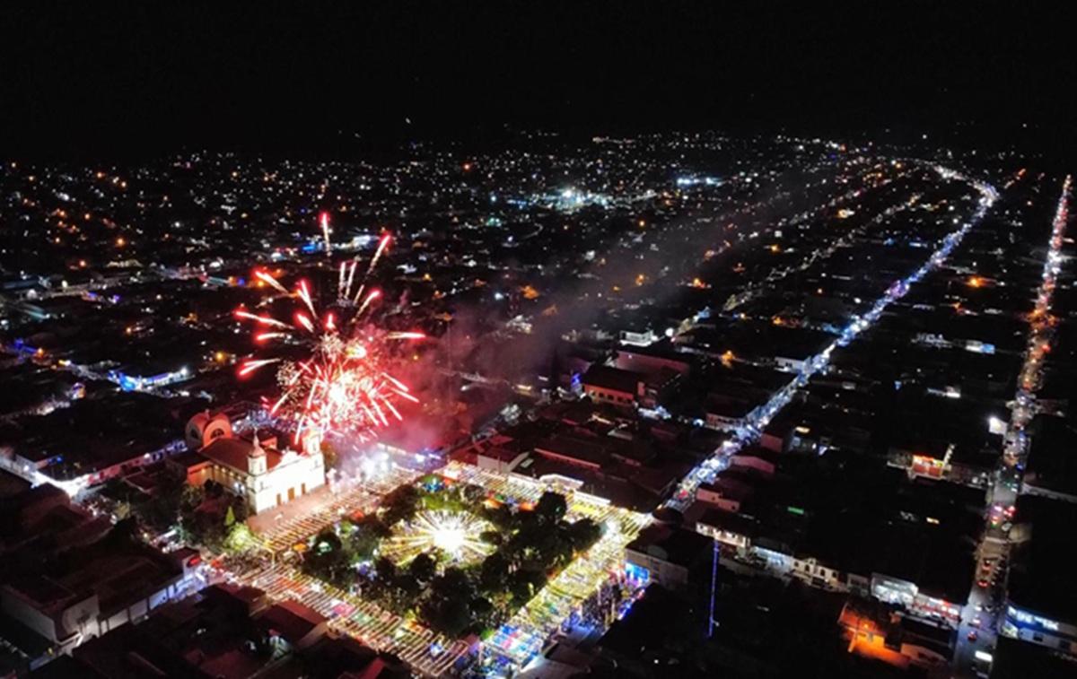 familias estelianas disfrutan tradición navideña en calles llenas de color