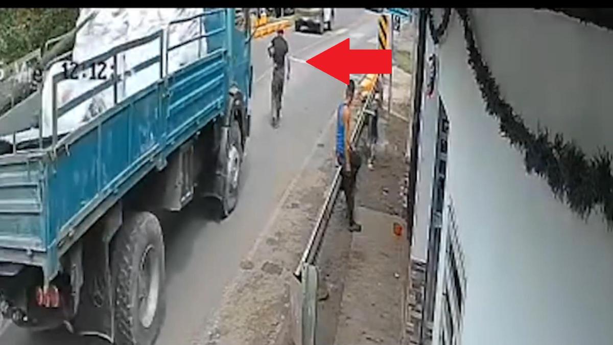 Hombre casi atropellado en Santa María de Pantasma