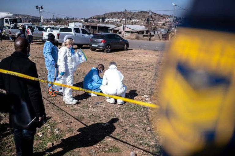 Masacre en Sudáfrica: 9 muertos tras tiroteo en taberna