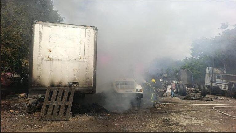 Incendio devora camiones, deja un trabajador quemado y millonarias pérdidas en Sabana Grande
