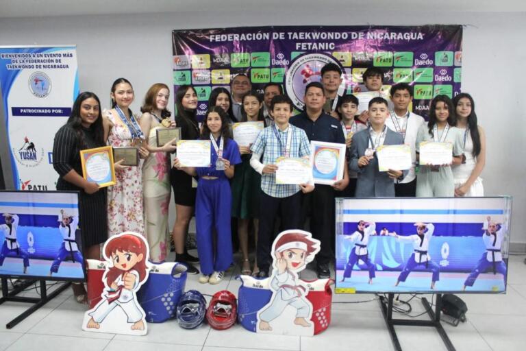 Atletas de Altos Rendimientos de Taekwondo Reciben Reconocimientos por Parte de la Federación