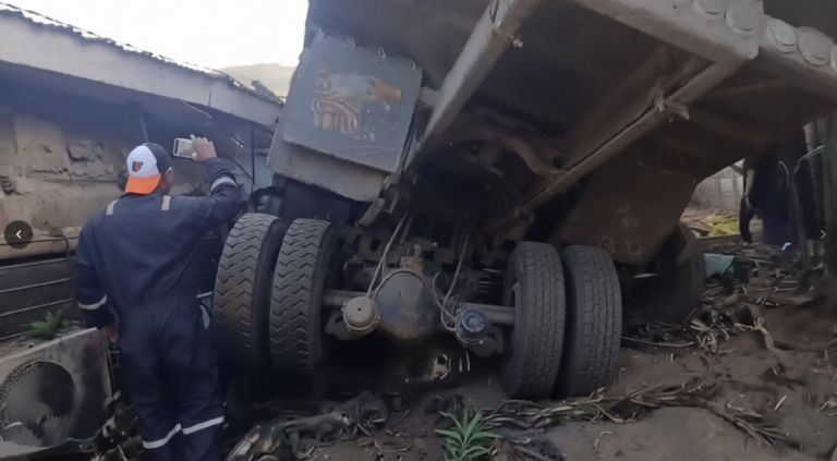 Continúa luchando por su vida conductor que se estrelló contra muro en Cuesta El Plomo